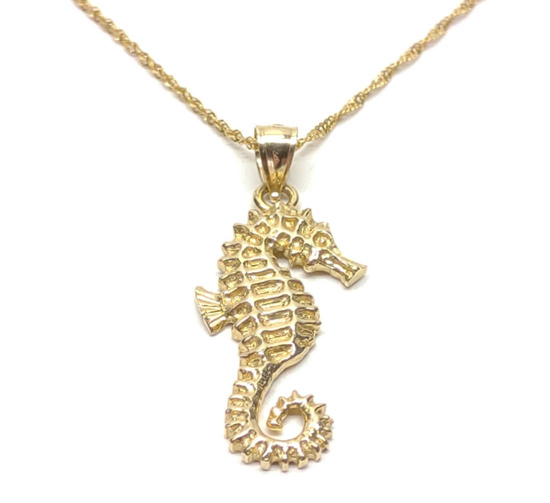 14K Yellow Gold Seahorse Necklace Pendant & Chain: 14 karat yellow gold seahorse form necklace pendant and twist rope necklace chain. Chain measures 16" long. Chain is marked "14K Italy", pendant is marked "14kt DZ". Both pendant and chain have been t