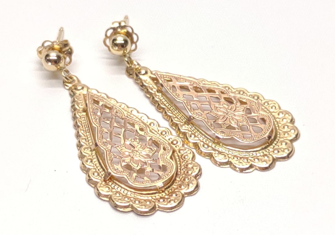 14K Yellow & Rose Gold Filigree Dangle Earrings: A pair of vintage 14 karat yellow and rose gold floral filigree dangle drop earrings. Both posts and post backings are marked "14K JCM". Has been tested for gold purity. Total weight: 1.06 grams. SHIP