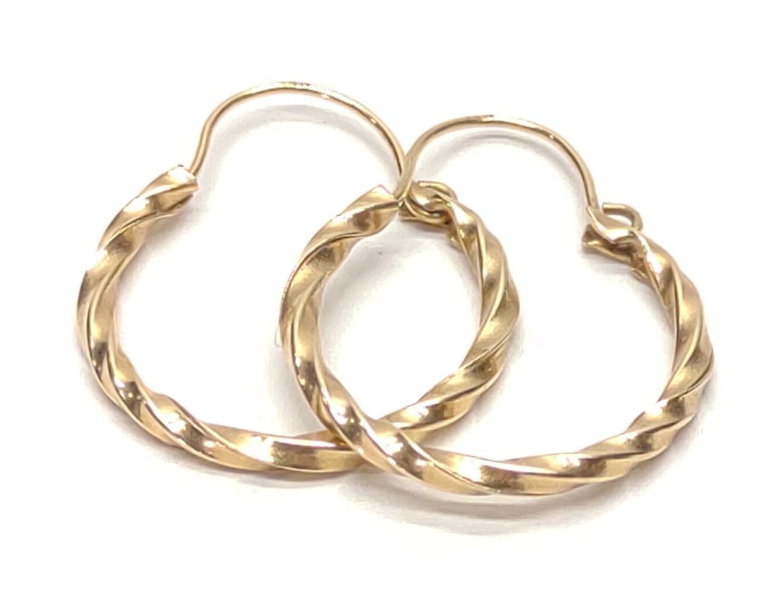 14K Yellow Gold Twist Hoop Earrings (17mm wide): A pair of 14 karat yellow gold twist hoop drop earrings. Each hoop is 17mm wide. Both posts are marked "14K". Has been tested for gold purity. Total weight: 1.09 grams. SHIPPING OPTIONS AVAILABLE: UPS