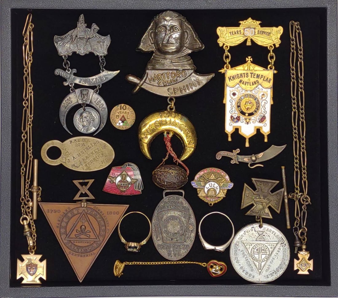 (16) Antique Masonic Knights Templar Pins & Medals: (16) Antique Masonic Knights Templar fraternal pins, rings, and medals. Includes Hartford Conn. Sphinx with crescent moon labeled 1900 Washington, Scimitar brooch, Almas May 1900 camel scimitar cresce