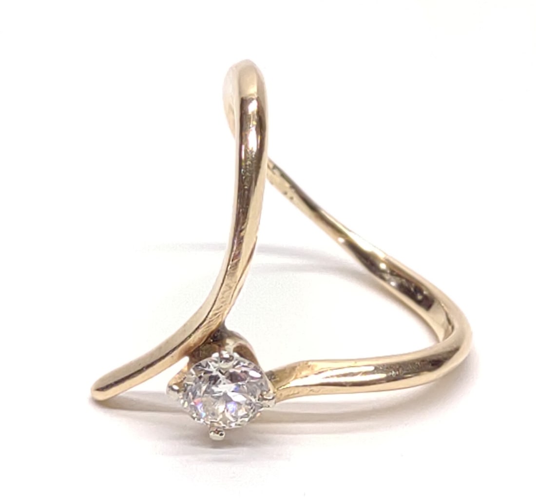 14K Gold Solitaire Diamond Chevron Ring (sz 6): 14 karat yellow gold and diamond chevron style ring. Single round cut solitaire diamond (0.36 ct). Unmarked. Has been tested for gold purity and diamond. Ring size 6. Total weight: 2.20 grams. SHIPPIN