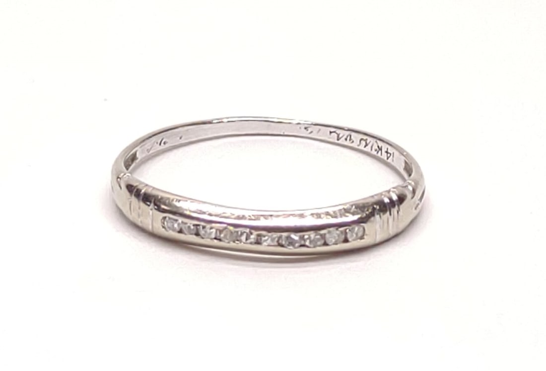 14K White Gold 10 Diamond Band Ring (sz 6): 14 karat white gold band ring with 10 round cut diamond accents flush mounted. Inner band marked "14K". Has been tested for gold purity and diamonds. Ring size 6. Total weight: 0.72 grams. SHIPPING OP