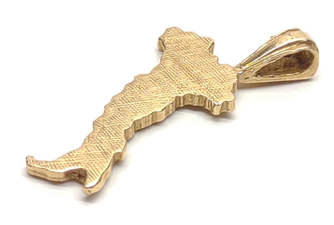 14K Gold Italy Country Shaped Pendant: 14 karat yellow gold necklace pendant in the shape of the country Italy. Backside of pendant is marked "14K". Has been tested for gold purity. Total weight: 1.94 grams. SHIPPING OPTIONS AVAILABLE: UPS