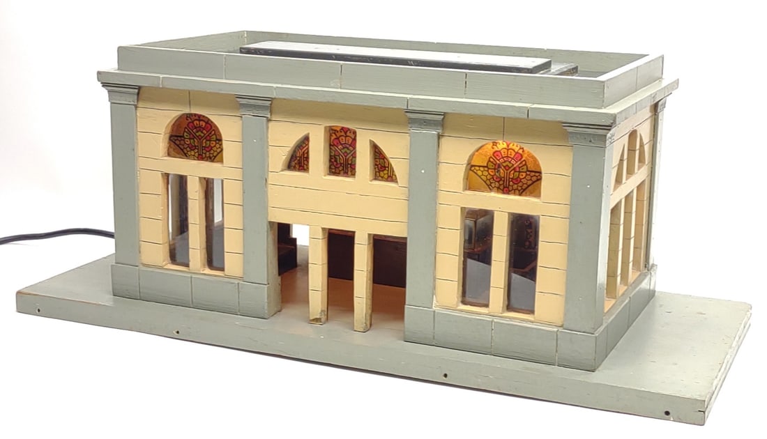 Lighted G Gauge Stained Glass Train Station (1 of 12)