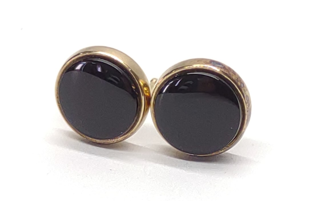 14K Gold Polished Onyx Stud Earrings (8mm Wide): A pair of antique 14 karat yellow gold and onyx stud earrings. Flat polished onyx, 8mm wide. Unmarked. Post backings not included. Has been tested for gold purity. Total weight: 0.91 grams. SHIPPING O