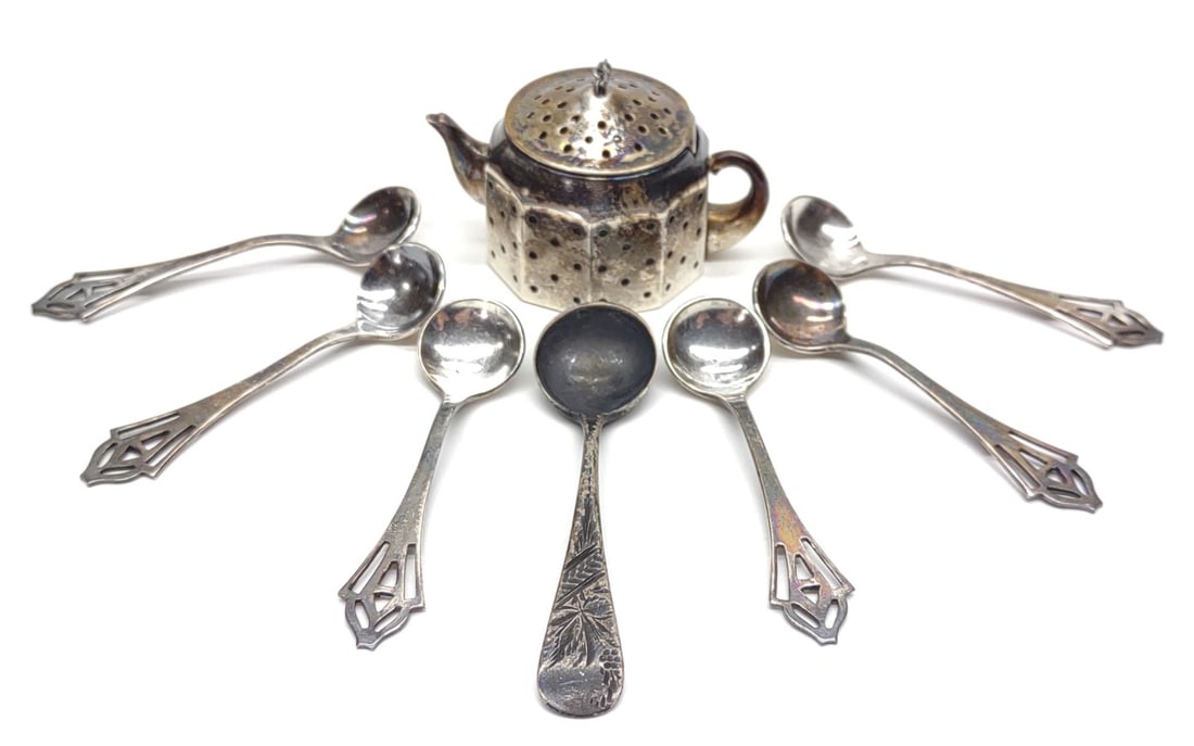 8 pc Sterling Silver Tea Infuser & Salt Spoons N&H: A group of 8 antique and vintage sterling silver salt spoons and teapot tea infuser. Includes set of 7 salt spoons by silversmith Nathan & Hayes (marked "Sterling N&H"), 1 salt spoon with leaf pattern