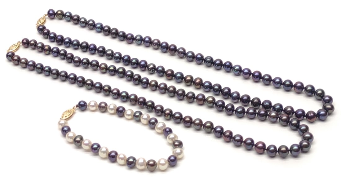 (3) 14K Gold Tahitian & Freshwater Pearl Jewelry: Three tahitian & dreshwater pearl beaded necklaces and bracelet with 14 karat yellow gold clasps. Includes two tahitian pearl (7mm) necklaces (18" long), and one freshwater pearl bracelet with dyed fr