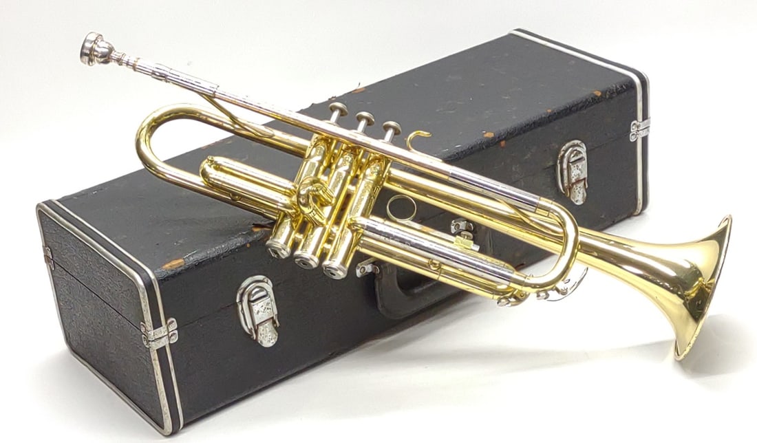 Vintage Yamaha YTR-2320 Trumpet w/ Hard Case (1 of 13)