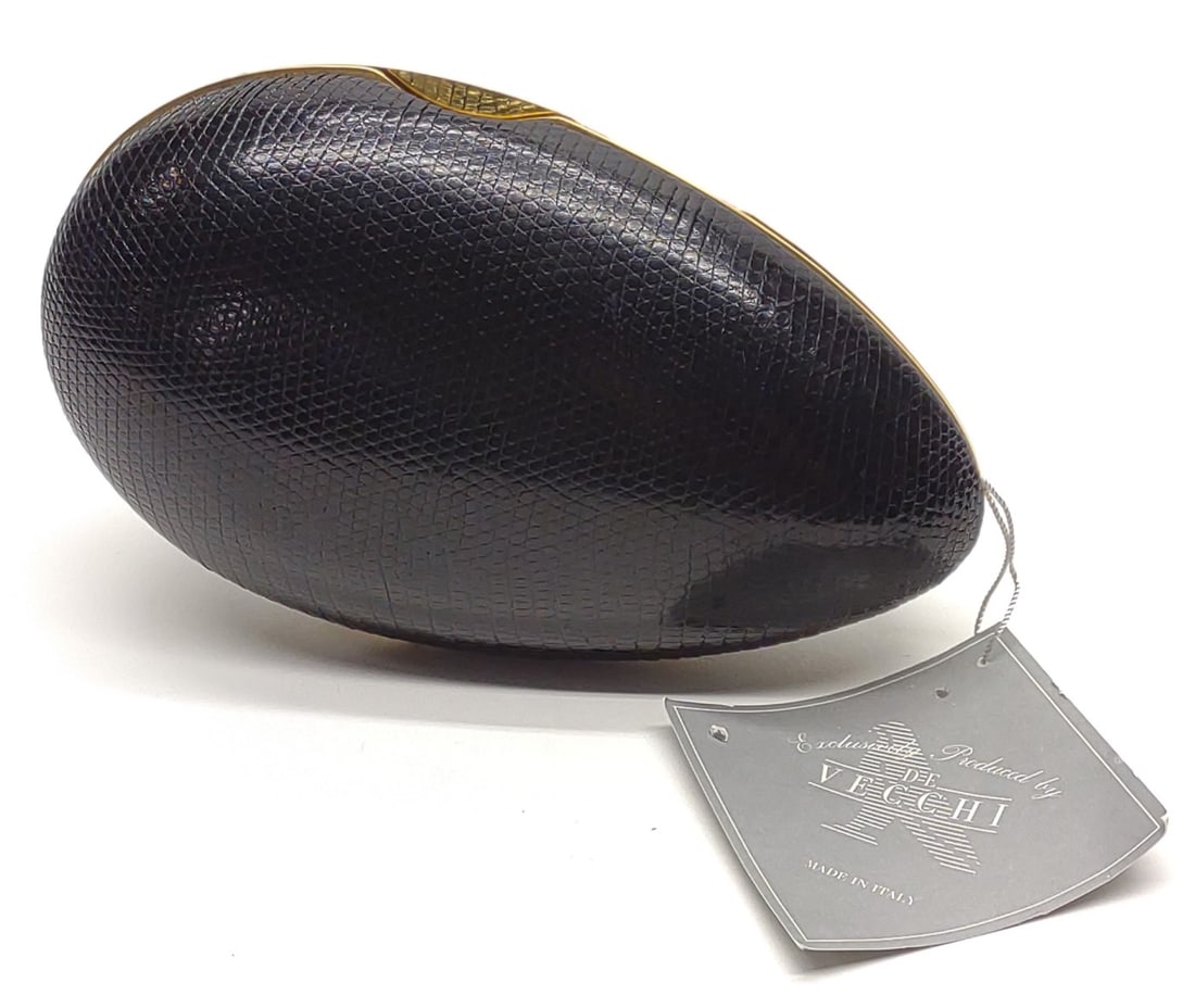 Vintage De Vecchi Italian Leather Egg Purse: Vintage designer De Vecchi hard shell leather egg shaped purse, made in Italy. Includes original De Vecchi tag marked "B 548". Purse measures approx. 7 x 4 1/4 x 2 1/2 in. SHIPPING OPTIONS AVAILABLE: