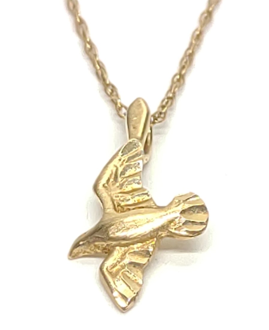 14K Yellow Gold Seagull Pendant & 14K Chain 17"L: 14 karat yellow gold flying seagull bird pendant and 14k necklace chain. Chain measures 17" long. Both the pendant and the chain clasp are marked "14K". One end of chain clasp has been repaired (Good