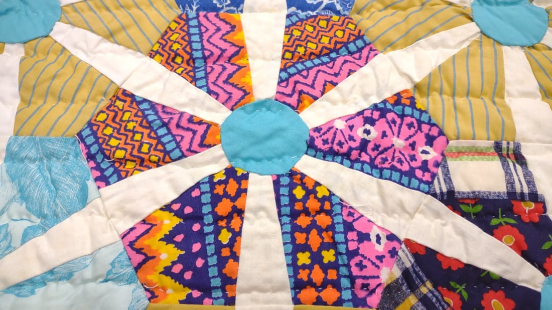 59x77" Spinning Wheels Pattern Quilt - 4
