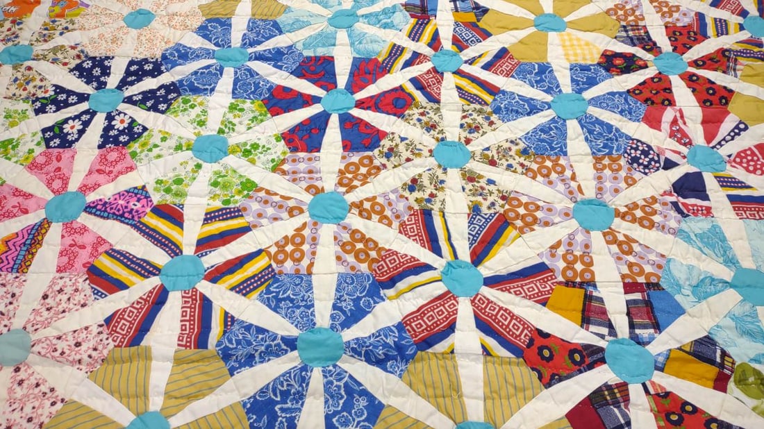 59x77" Spinning Wheels Pattern Quilt - 5