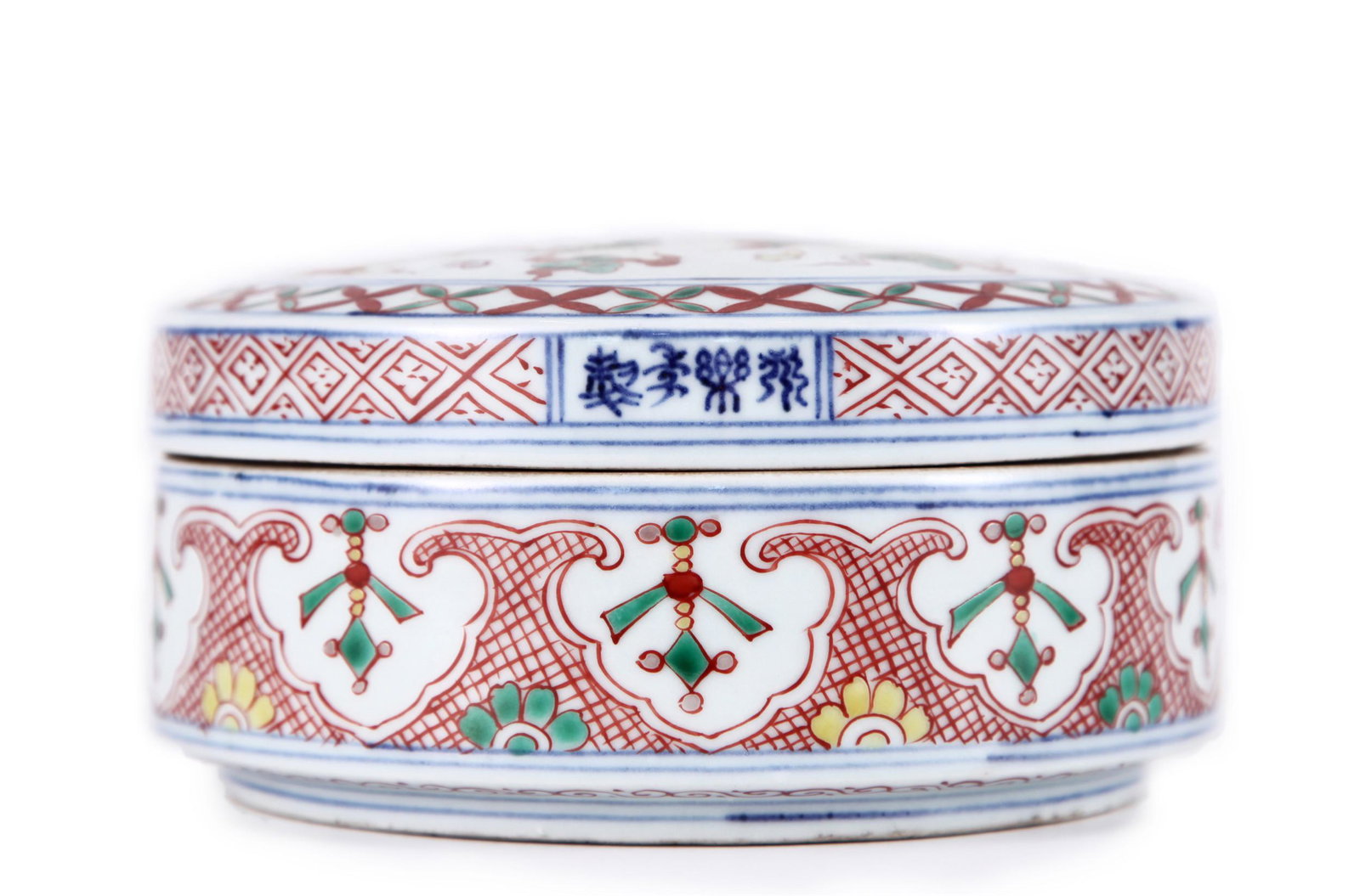 A CHINESE DOUCAI GLAZED BOX WITH COVER (1 of 9)