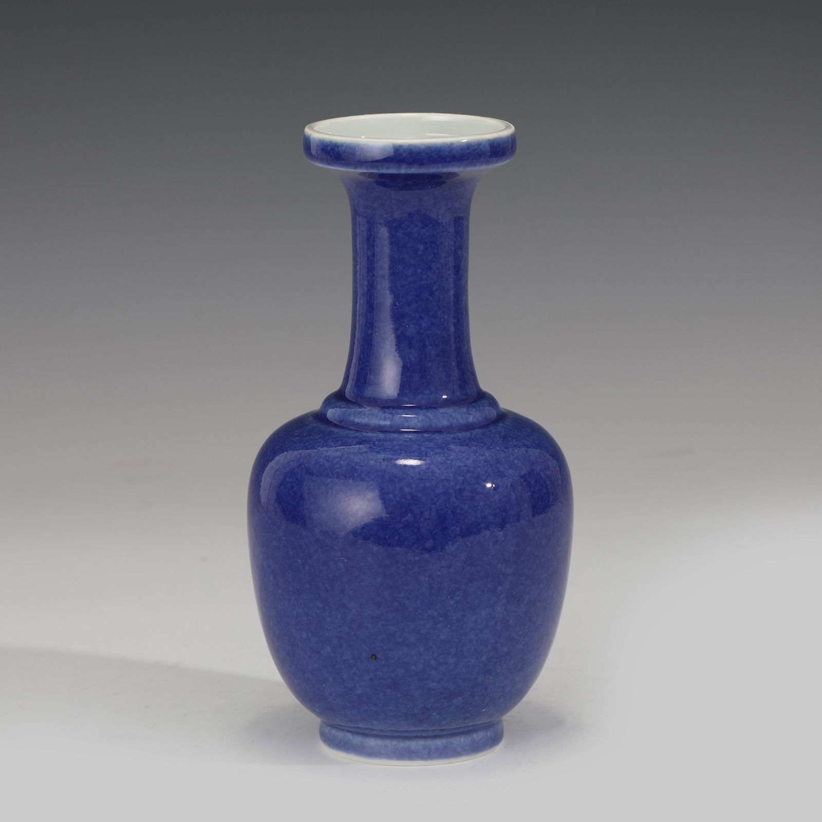 A CHINESE BLUE GLAZED PORCELAIN VASE (1 of 10)