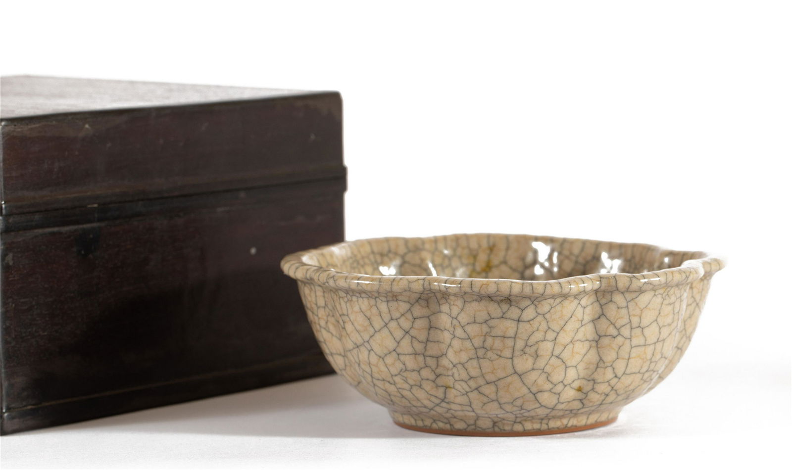 A CHINESE GE-WARE CRACKLES BOWL (1 of 9)