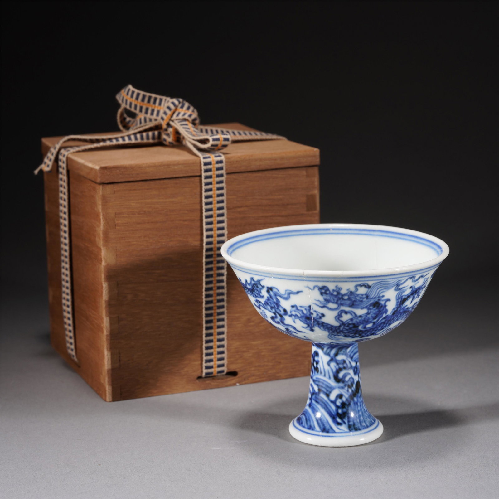 A CHINESE BLUE AND WHITE DRAGON STEAM BOWL: A CHINESE BLUE AND WHITE DRAGON STEAM BOWL The upright sides painted in a vibrant underglaze blue with ferocious five-claws dragon chasing above foaming waves. DIMENSIONS: 10x8.5 cm. HAVE A SIMILAR IT