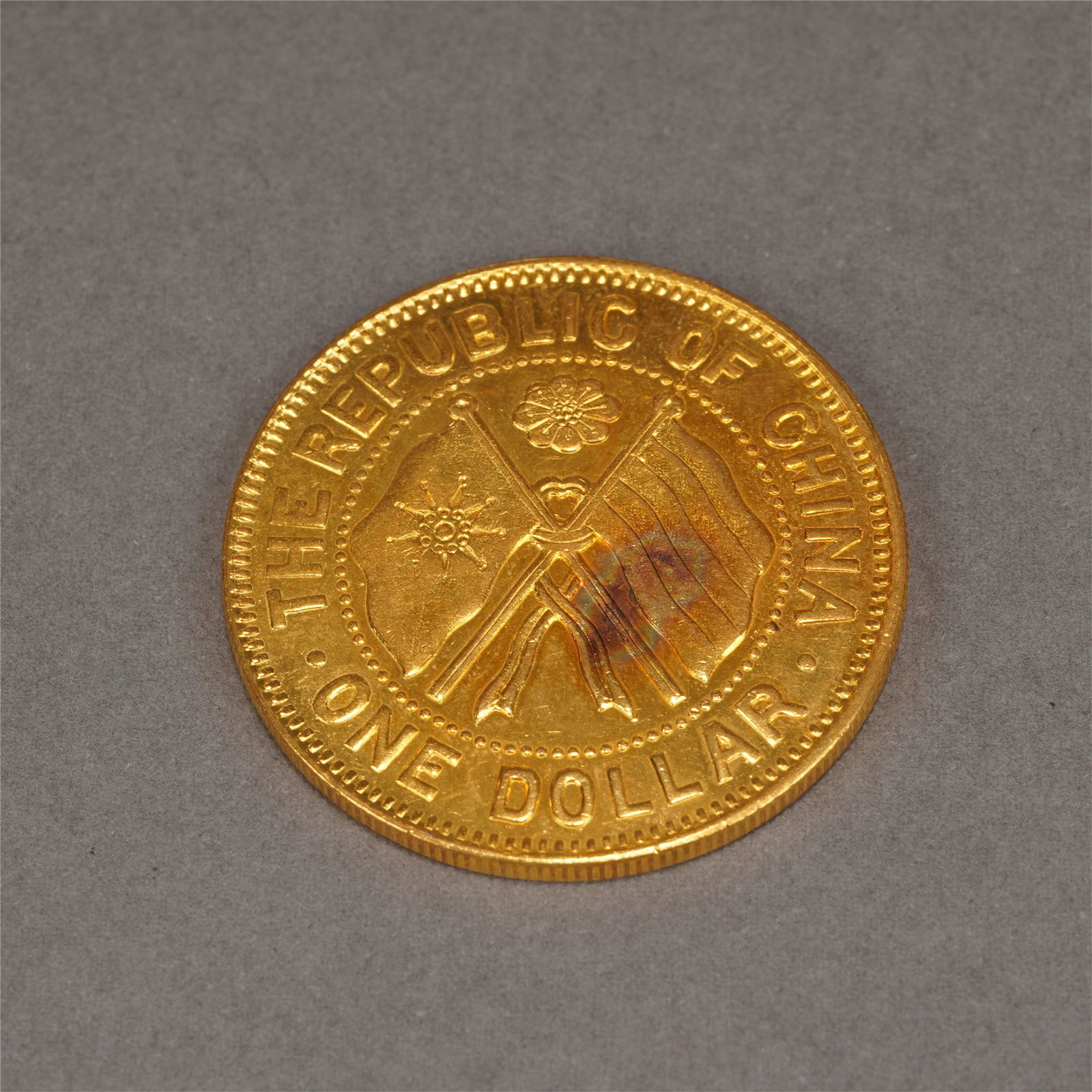 A CHINESE SILVER-GILT COIN (1 of 5)