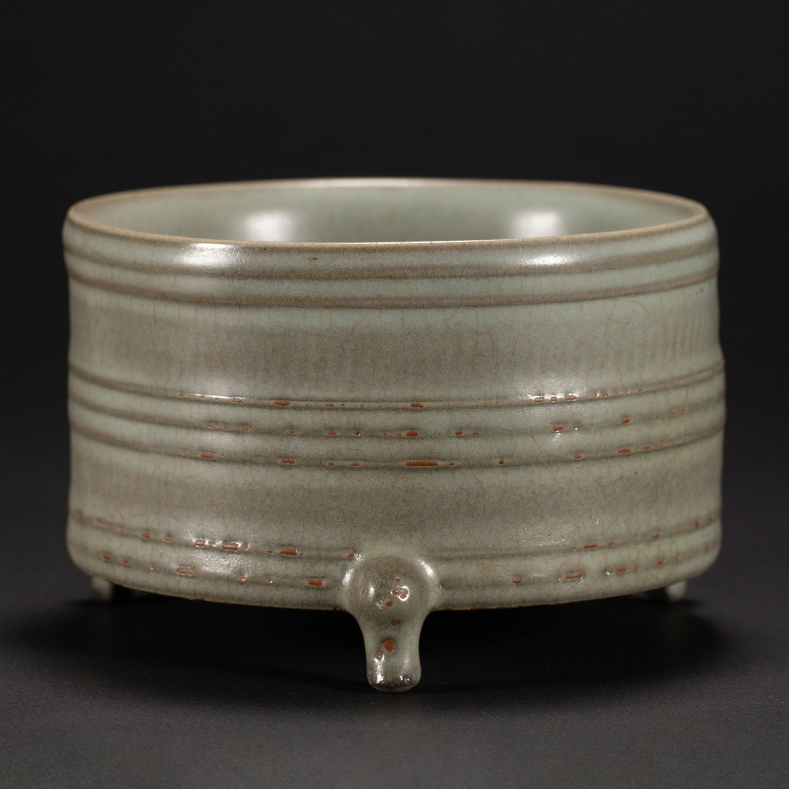 A GUAN-WARE TRIPOD CENSER (1 of 8)