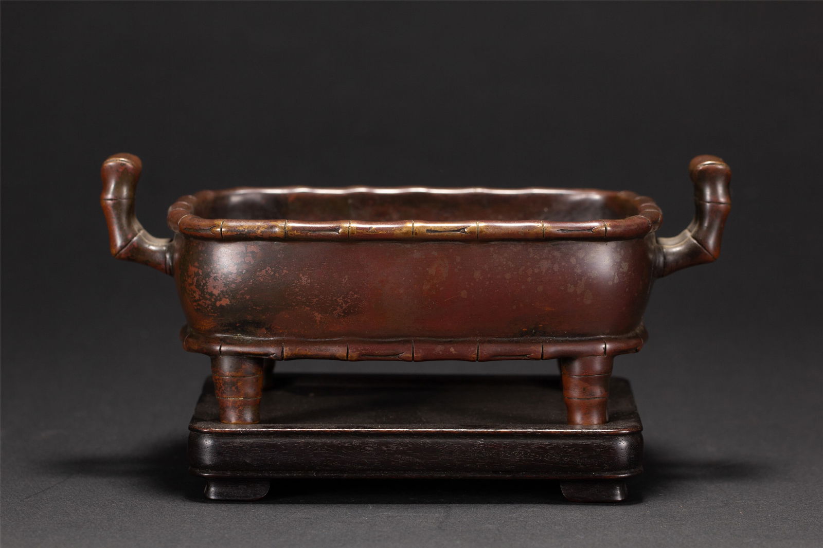 A BRONZE INCENSE BURNER: A BRONZE INCENSE BURNER Surmounted with pair curved handles, with oxidize mark at the exterior. DIMENSIONS: L. 18 cm. W. 10.5 cm. H. 9 cm. Weight 1450 grams. HAVE A SIMILAR ITEM TO SELL? CONTACT: INF