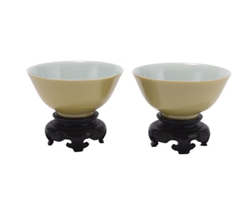 A PAIR OF YELLOW GLAZE PORCELAIN BOWLS,QIANLONG
