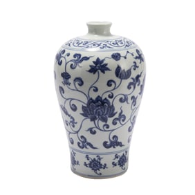 A BLUE AND WHITE PORCELAIN VASE,MING