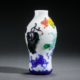 A FINE PEKING GLASS OVERLAY BALUSTER VASE