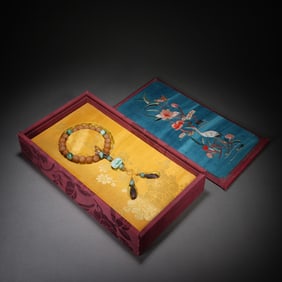 A YELLOW JADE PRAYER BEADS SHOUCHUAN