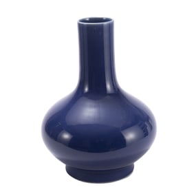 A CHINESE BLUE GLAZED PORCELAIN VASE
