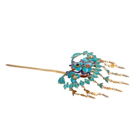 A KING FISHER FEATHER DECORATED SILVER-GILT HAIRPIN