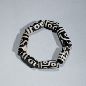 A TIBETAN DZI BEADS BRACELET