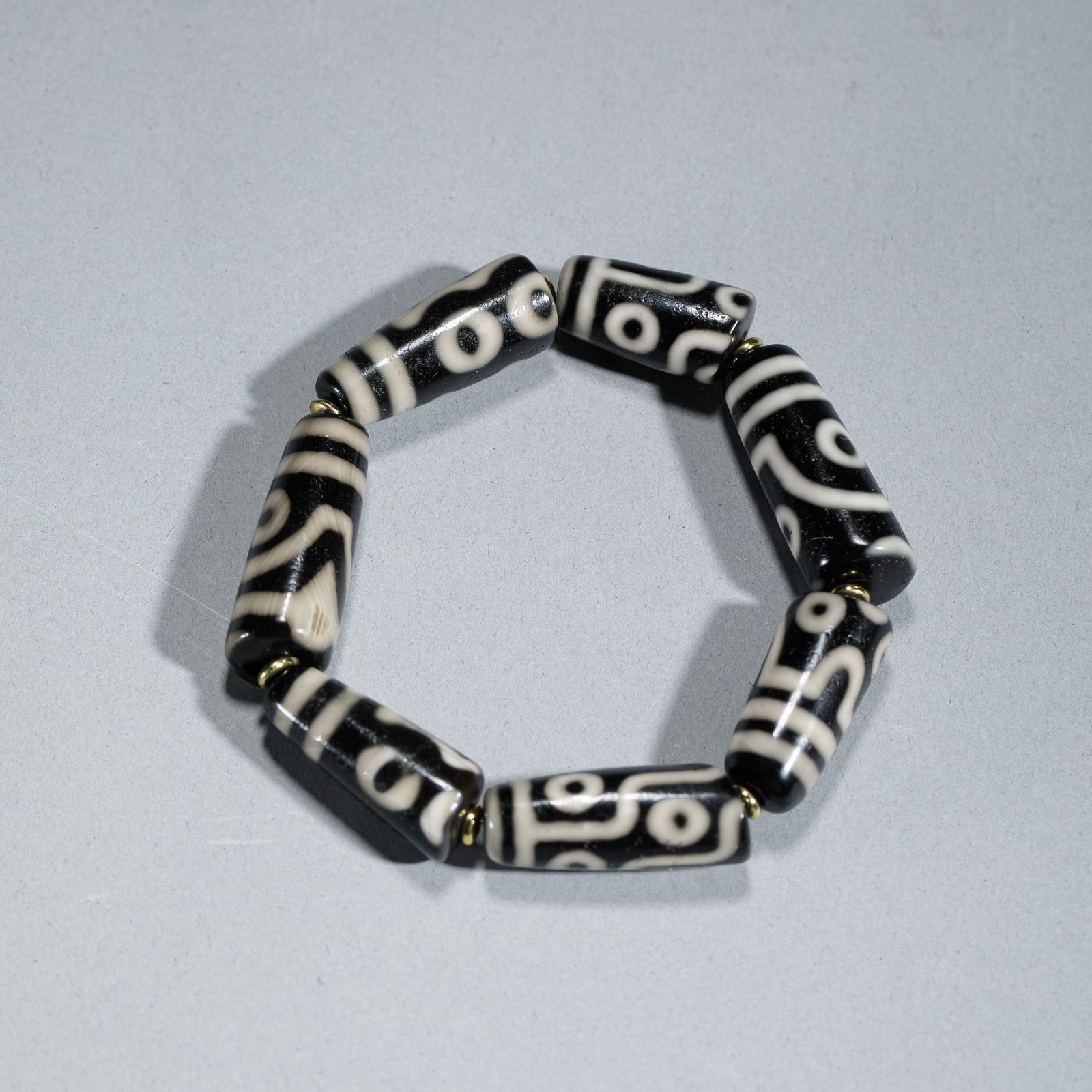 A TIBETAN DZI BEADS BRACELET (1 of 5)