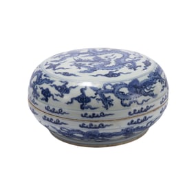 A CHINESE BLUE AND WHITE PORCELAIN DRAGON BOX WITH COVER