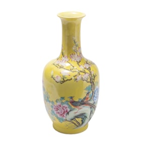 A FAMILLE ROSE PORCELAIN VASE,QIANLONG