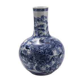 A CHINESE BLUE AND WHITE PORCELAIN VASE