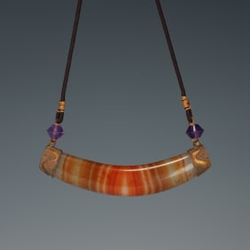 AN AGATE BEAD AMULET NECKLACE