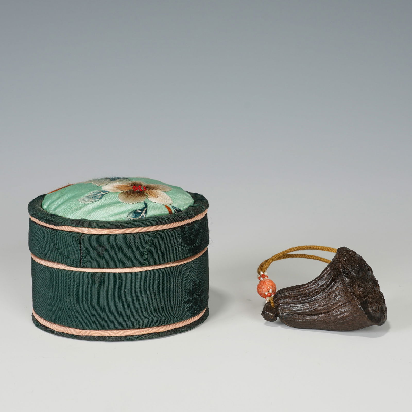 A CHINESE ALOES-WOOD CHENXIANG LOTUS-POD PENDANT (1 of 8)