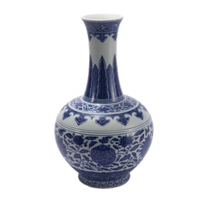 A CHINESE BLUE AND WHITE PORCELAIN DECORATIVE VASE