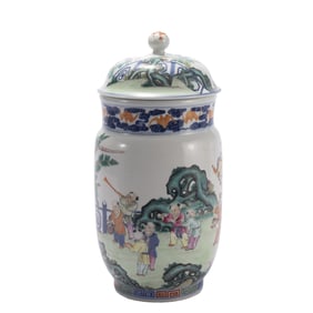 A CHINESE WUCAI PORCELAIN LIDDED BOTTLE