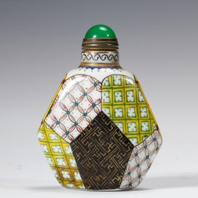 A FAMILLE ROSE SNUFF BOTTLE