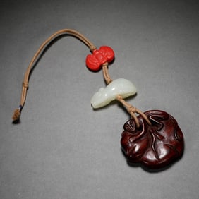 A STRING OF CARVED STONES PENDANT