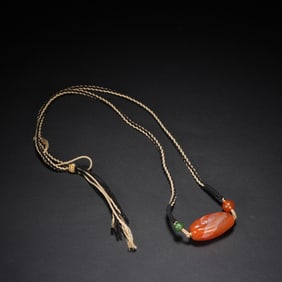 AN AGATE BEAD PENDANT