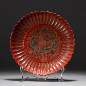 A POLYCHROME PAINTED LACQUER CHRYSANTHEMUM DISH