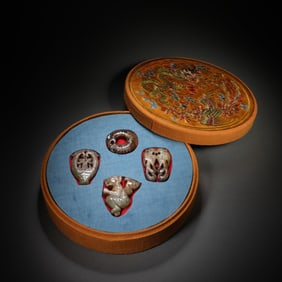 A COLLECTION OF JADE CARVINGS WITH BOX