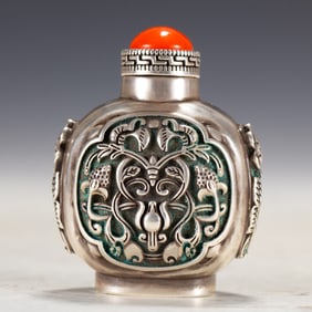 A SILVER SNUFF BOTTLE WITH STOPPER