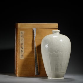 A TING-WARE POTTERY VASE MEIPING