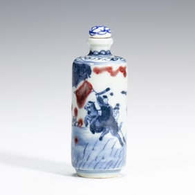 AN UNDERGLAZE BLUE AND COPPER RED SNUFF BOTTLE