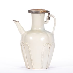 A WHITE GLAZE POTTERY EWER