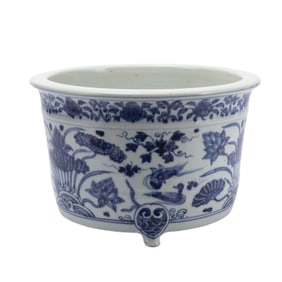 A BLUE AND WHITE PORCELAIN CENSER