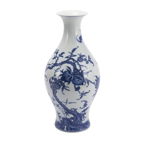 A BLUE AND WHITE PORCELAIN VASE