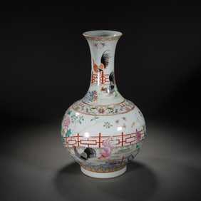 A FAMILLE ROSE DECORATIVE VASE